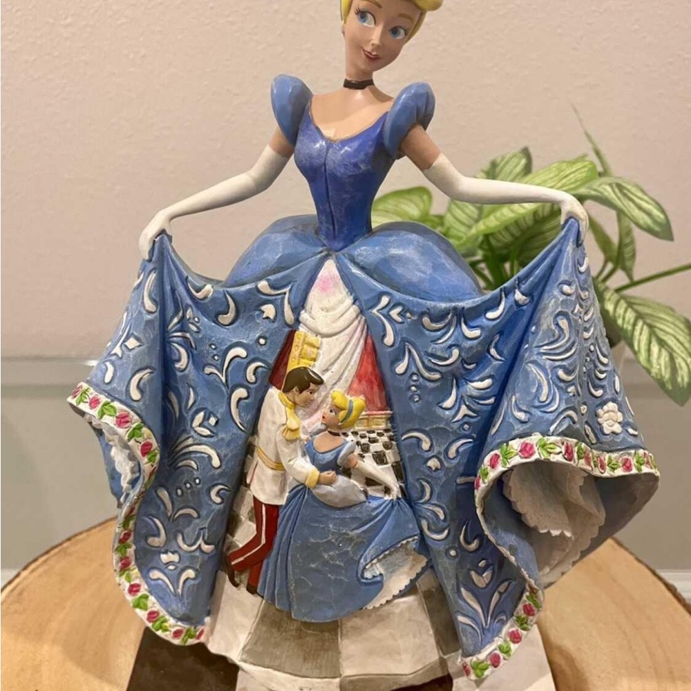 DISNEY Traditions by Jim Shore Cinderella Figurine "Romantic Waltz" (4007216) - Picture 2 of 16